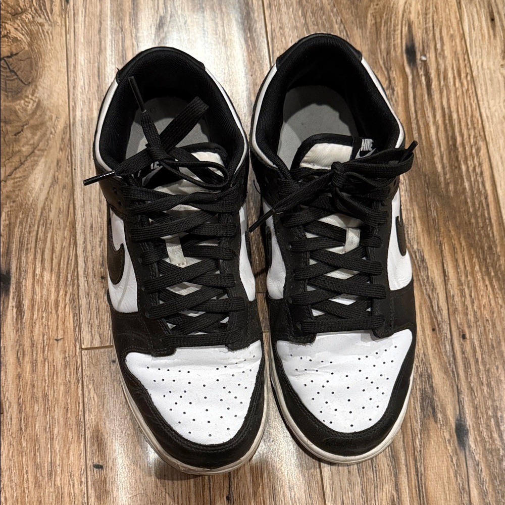 Nike Men's Black and White Low-Top Sneakers